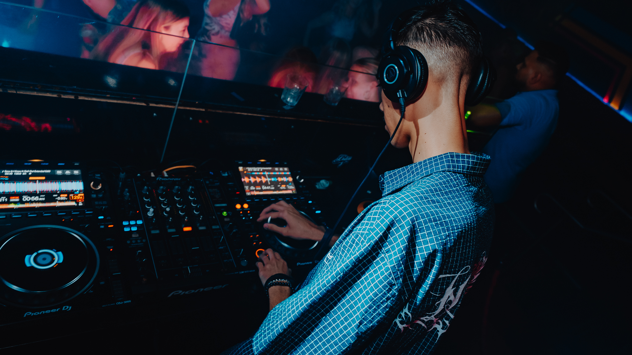 DJ focused on Pioneer decks at Gold Coast nightclub